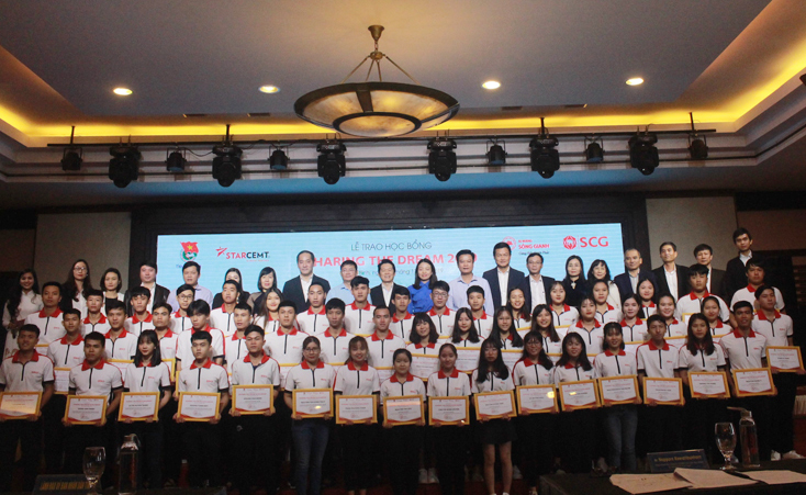 Trao 50 suất học bổng Sharing the Dream cho sinh viên vượt khó học giỏi