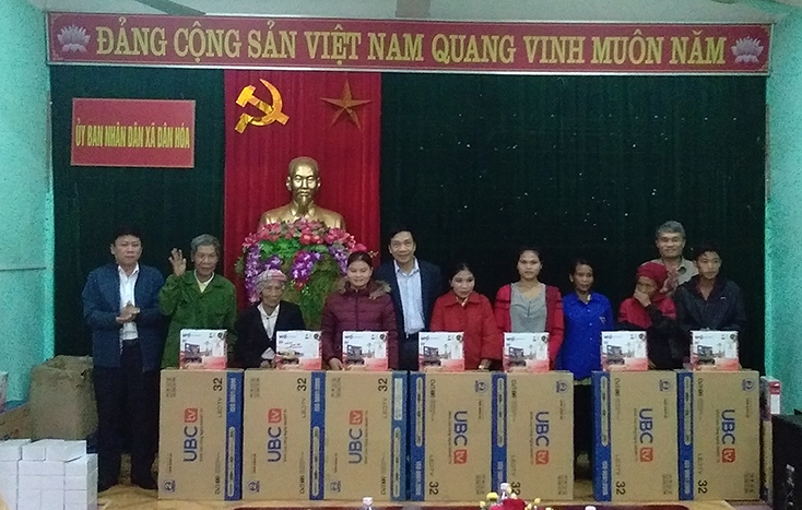 Trao tặng ti vi, radio cho đồng bào nghèo xã Dân Hóa
