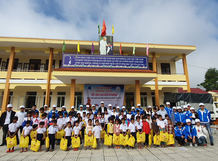 Trao hàng trăm suất quà cho học sinh và người dân xã Kim Thủy