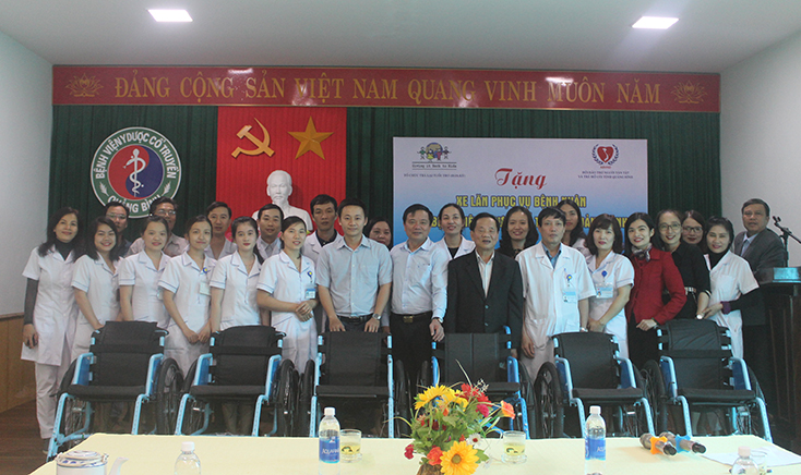 Trao tặng xe lăn cho các bệnh viện