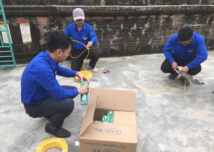 Thực hiện công trình "Thắp sáng đường quê" tại xã Quảng Thủy