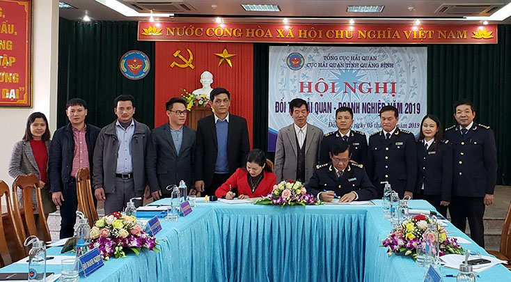 Cục Hải quan Quảng Bình và các doanh nghiệp ký kết thoả thuận hợp tác
