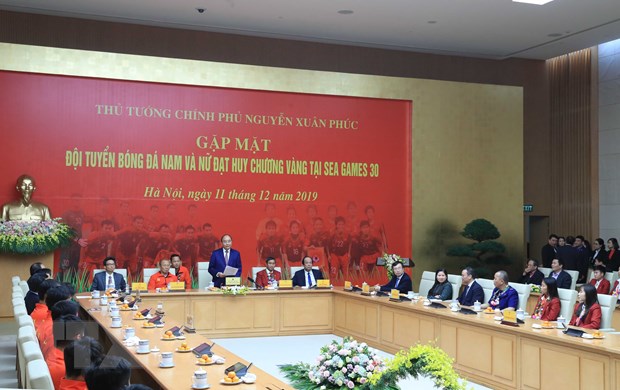 Thủ tướng: "Cảm ơn các bạn vì tình yêu bóng đá, vì màu cờ sắc áo"