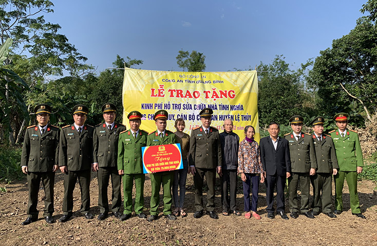Công an tỉnh trao 150 triệu đồng hỗ trợ xây dựng nhà tình nghĩa cho cán bộ, chiến sỹ