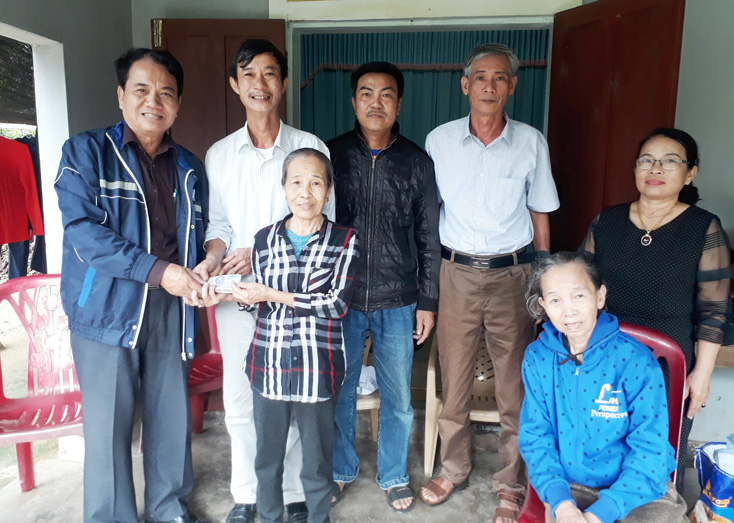 Trao tiền hỗ trợ xây nhà tình nghĩa cho hai dì cháu là cựu thanh niên xung phong