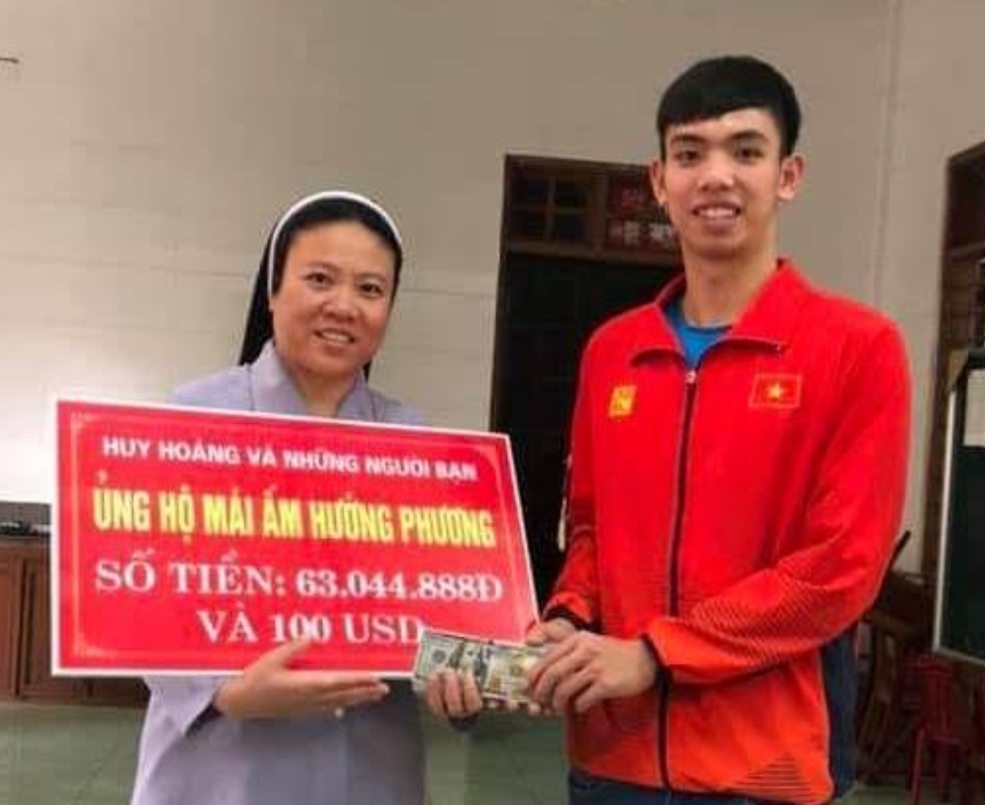 "Kình ngư" Nguyễn Huy Hoàng tặng quà trẻ khuyết tật