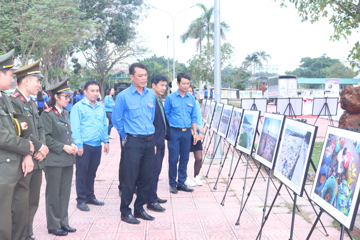 Triển lãm "Vì một Việt Nam không rác thải nhựa"