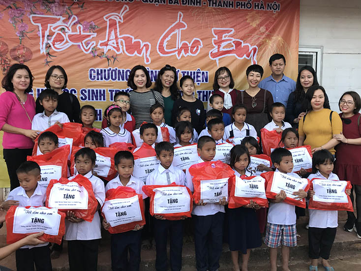 "Tết ấm cho em" đến với Trường tiểu học số 2 Thượng Trạch