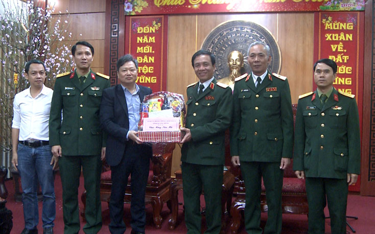 Lãnh đạo tỉnh Quảng Bình chúc tết Đảng uỷ, Bộ Tư lệnh Quân khu IV