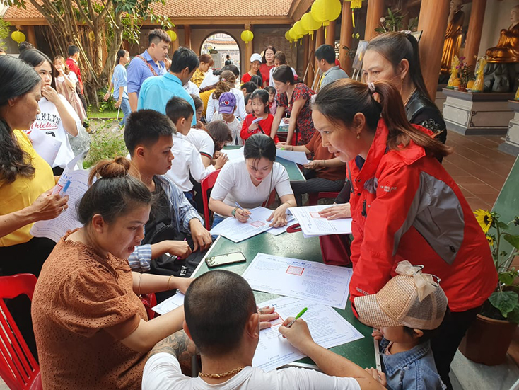 Khoảng 5.000 người đến chùa Hoằng Phúc ngày đầu năm