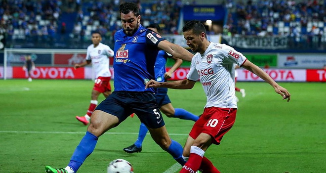 Văn Lâm cùng VAR không cứu được Muangthong United