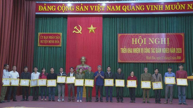 Minh Hóa: Tặng giấy khen cho 25 hộ dân tự nguyện viết đơn xin thoát nghèo