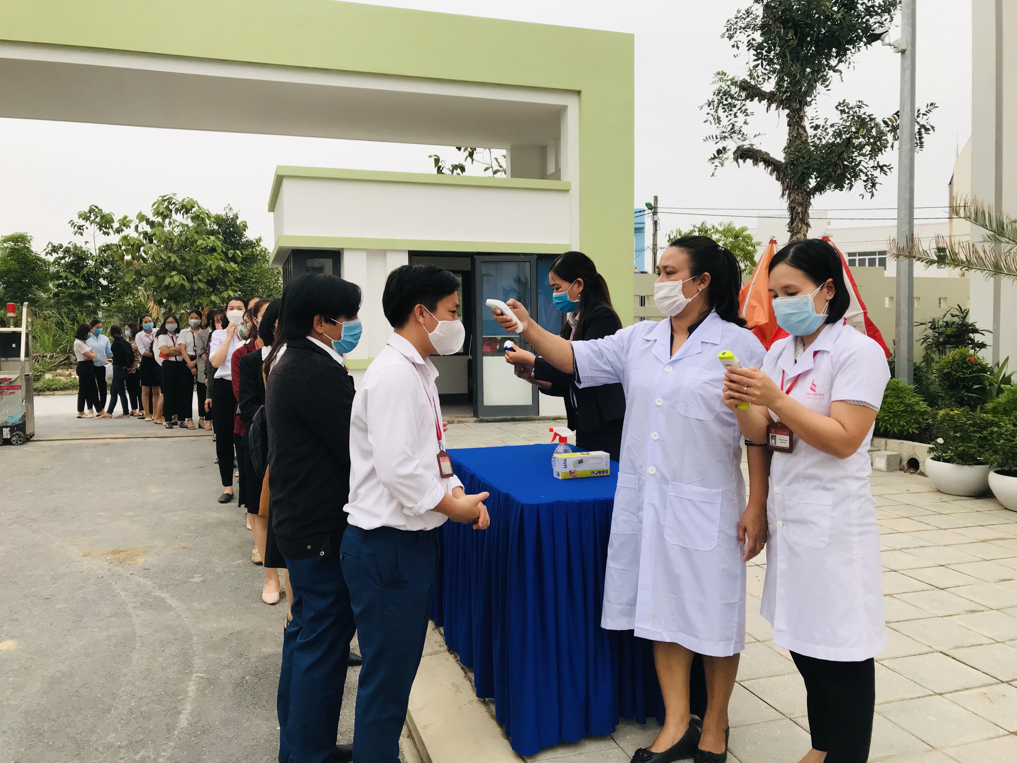 Tập huấn phòng chống dịch bệnh Covid-19 cho cán bộ, giáo viên