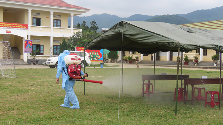 Cách ly 4 du khách nước ngoài đi cùng chuyến bay với bệnh nhân Covid-19