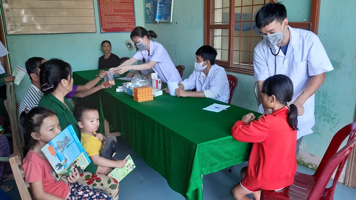 Khám, cấp phát thuốc miễn phí cho người dân xã Minh Hóa
