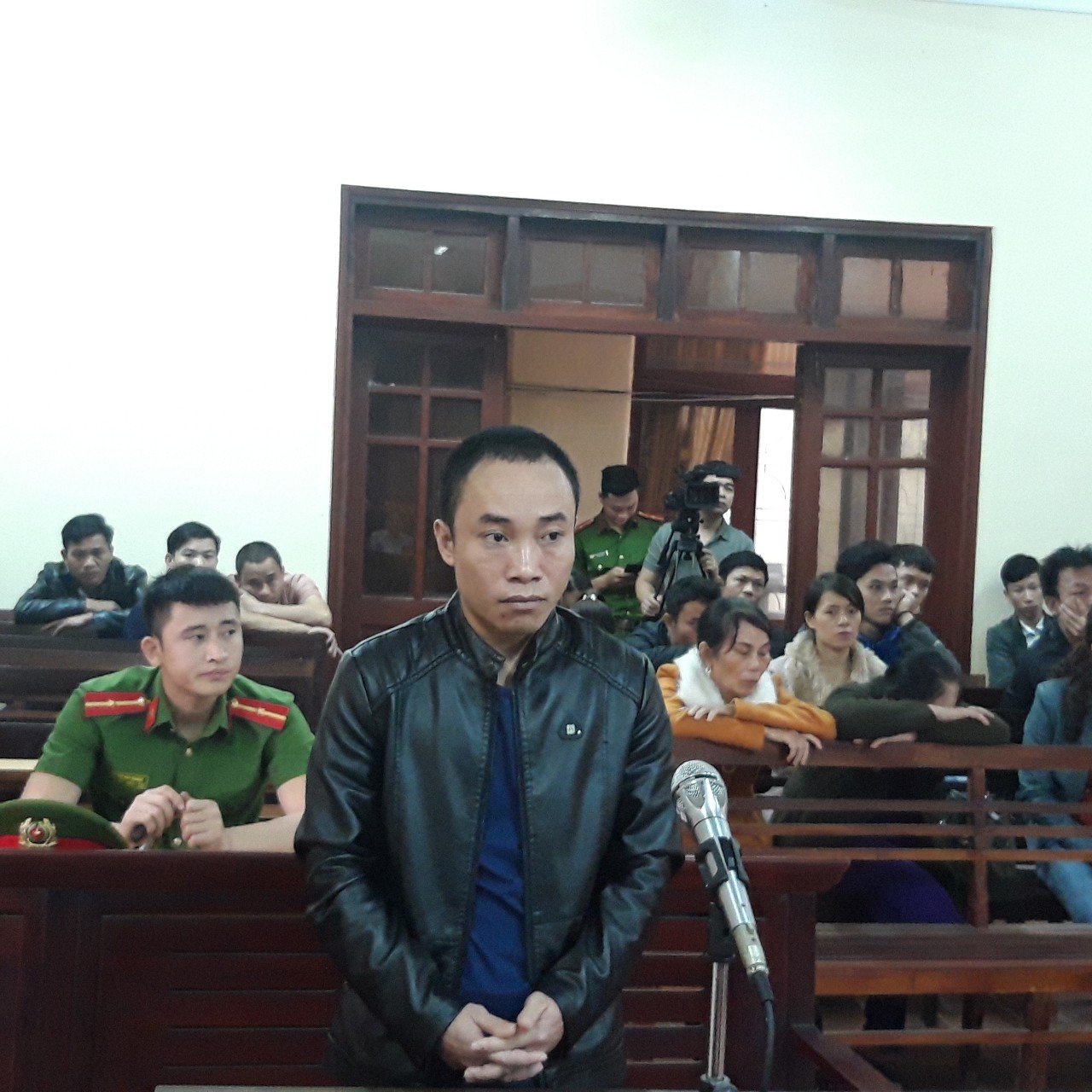 Lãnh án vì vận chuyển pháo và buôn bán động vật hoang dã