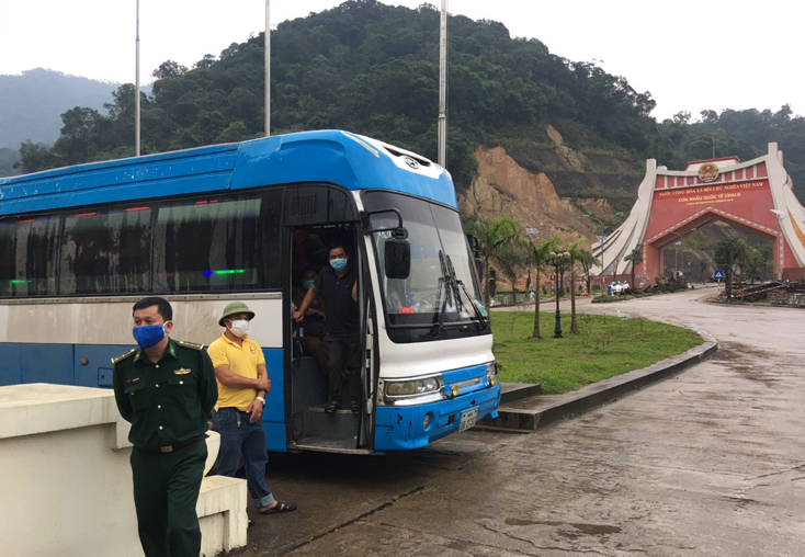 Đón vào khu cách ly gần 400 công dân trở về từ Lào, Thái Lan