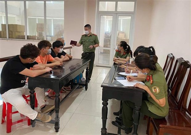 Phạt hành chính 2 người Việt và buộc về nước 4 người Trung Quốc