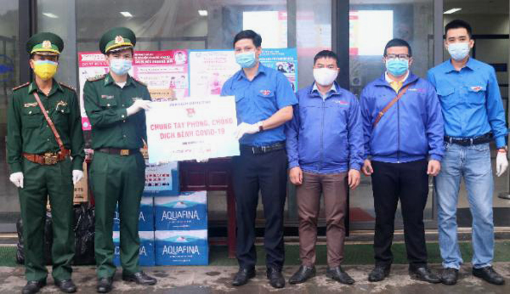 Trao tặng nhu yếu phẩm cho Đồn Biên phòng Cửa khẩu quốc tế Cha Lo