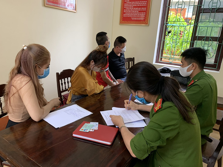 Phát hiện 2 nhóm nam, nữ thanh niên "bay", "lắc" trong khách sạn