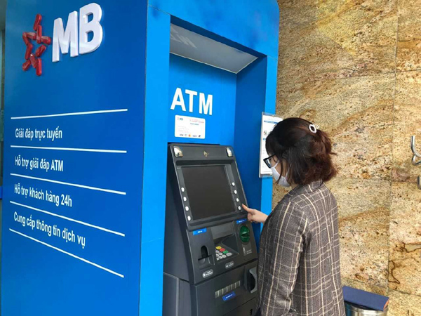 Khách hàng dùng thẻ ATM trong bối cảnh dịch COVID-19 cần lưu ý những gì?