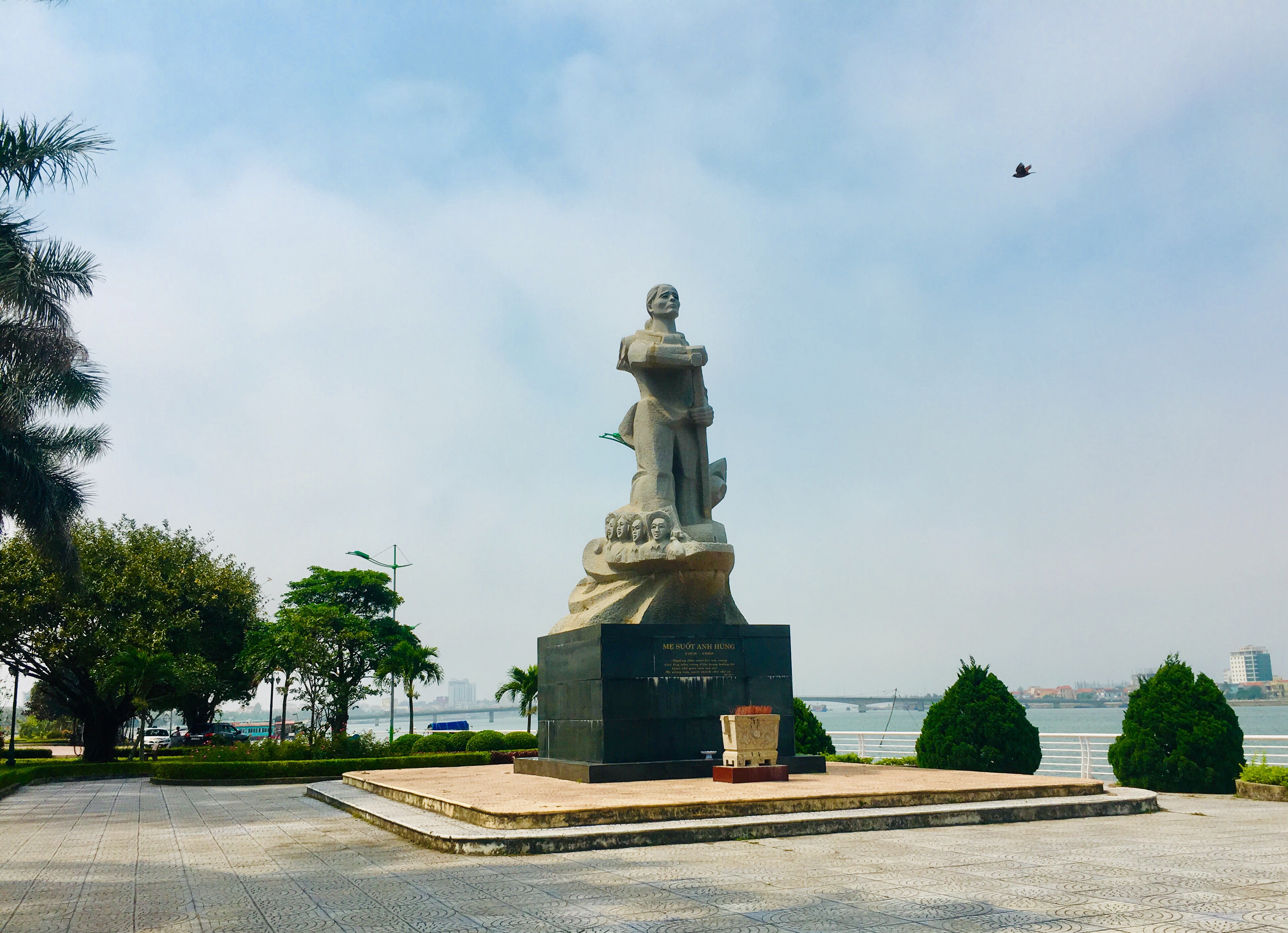 Có một tượng đài mẹ Suốt bằng thơ