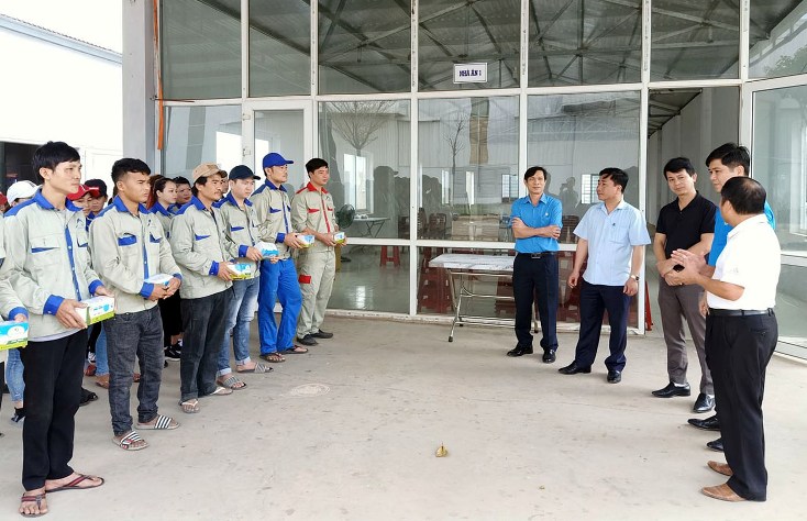"Sát cánh cùng người lao động, quyết tâm vượt qua mọi khó khăn!"