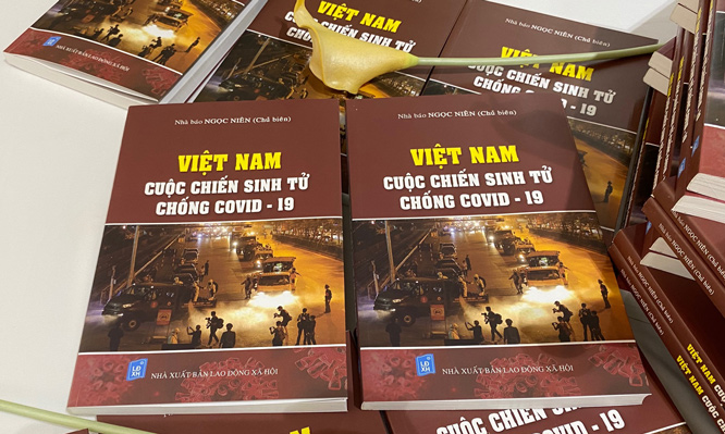 Ra mắt cuốn sách 'Việt Nam - Cuộc chiến sinh tử chống COVID-19'