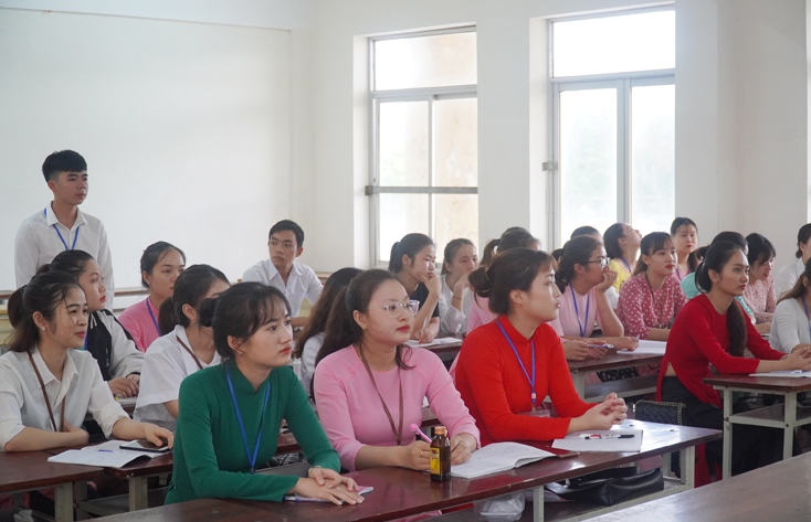 Sáng nay, sinh viên Trường đại học Quảng Bình trở lại học tập bình thường