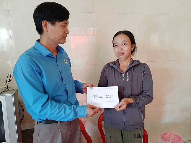 LĐLĐ tỉnh thăm người lao động có hoàn cảnh khó khăn