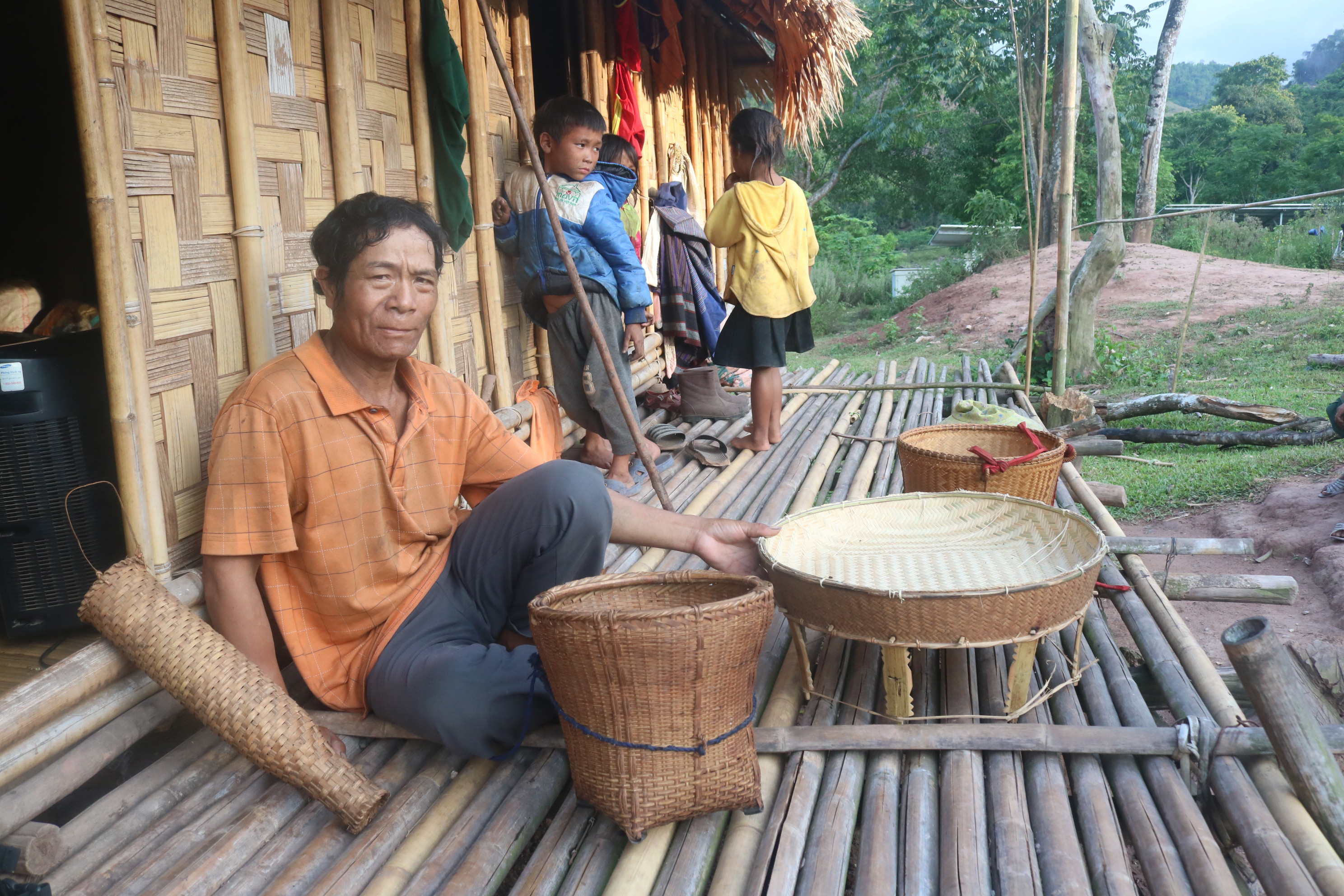Giữ nghề đan lát của người Ma Coong