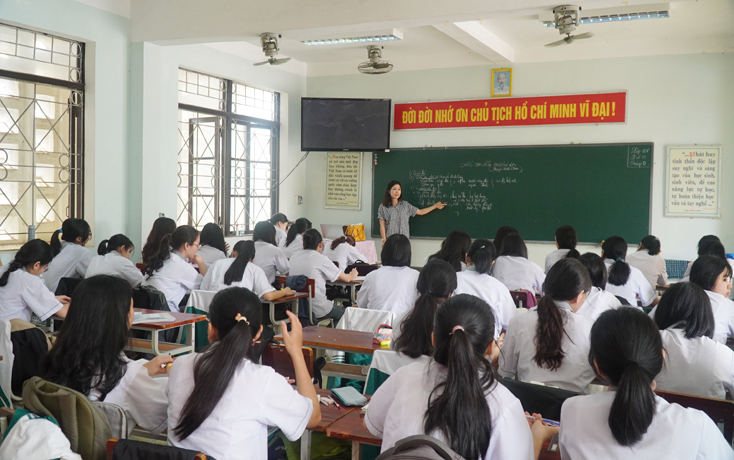 Thí sinh nộp đơn dự tuyển vào Trường THPT chuyên Võ Nguyên Giáp từ ngày 15-6
