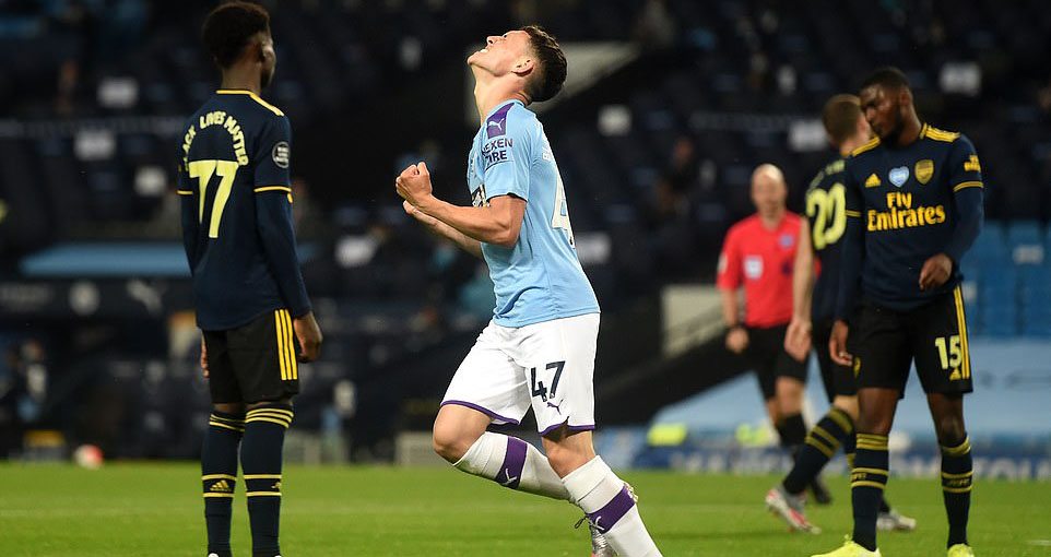 Man City 3-0 Arsenal: David Luiz dính thẻ đỏ, Pháo thủ thảm bại ở Etihad