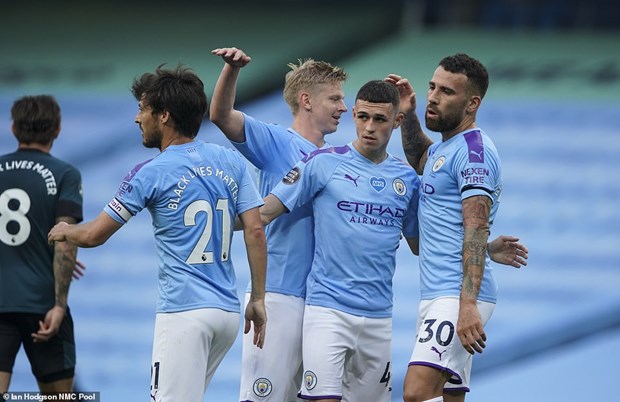 Thắng 5-0, Man City níu chân Liverpool trước bục vinh quang