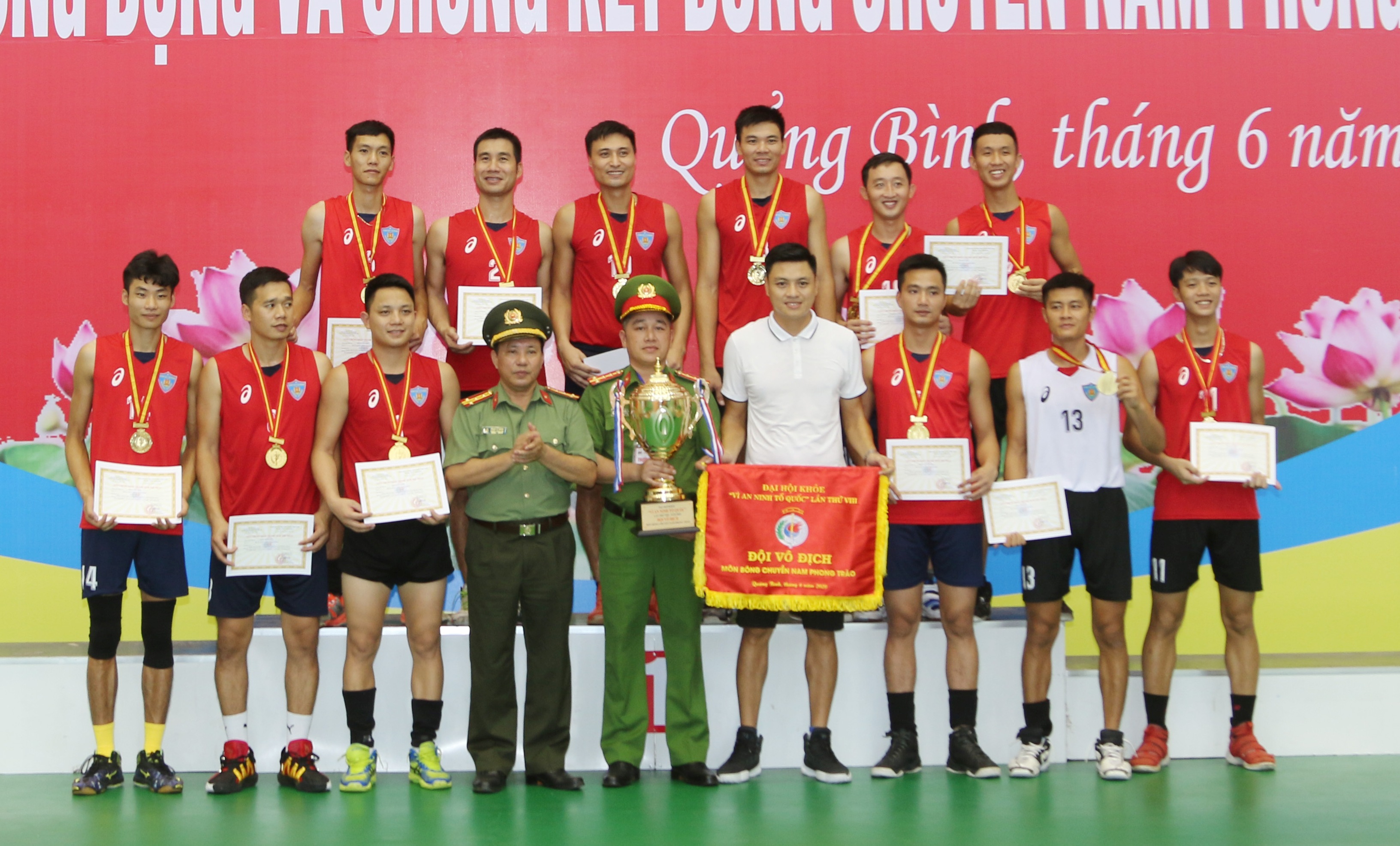 Bế mạc môn bơi ứng dụng và bóng chuyền nam phong trào