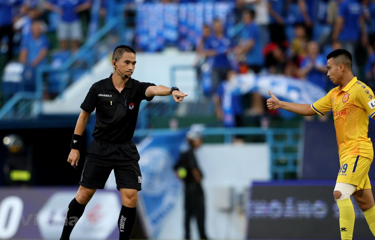Trọng tài tiếp tục sai ở vòng 8 V-League, VFF yêu cầu kiên quyết xử lý