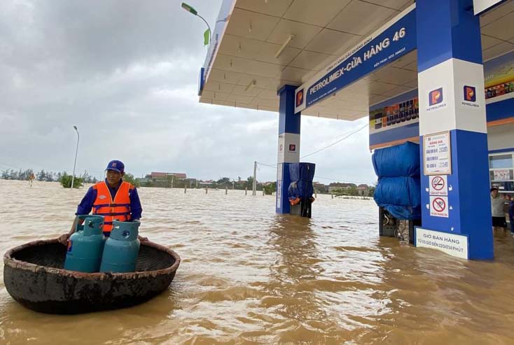 Nỗ lực cung ứng sản phẩm trong mùa mưa lũ