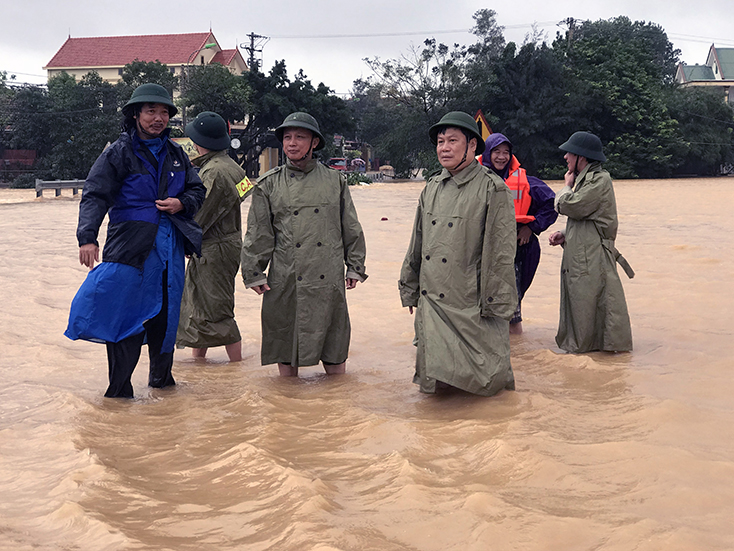 Đồng chí Bí thư Tỉnh ủy kiểm tra tình hình mưa lũ tại huyện Quảng Ninh và Lệ Thủy