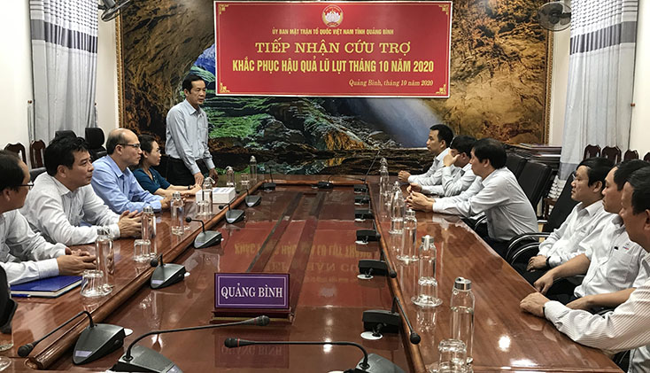 Tiếp nhận tiền ủng hộ người dân vùng lũ từ Tổng Công ty truyền tải điện Quốc gia