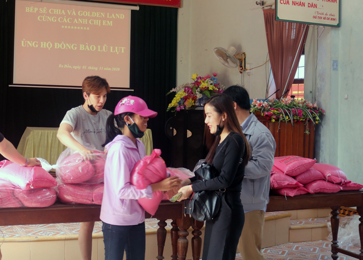 Hỗ trợ gần 150 suất quà cho bà con vùng lũ huyện Tuyên Hóa và thị xã Ba Đồn