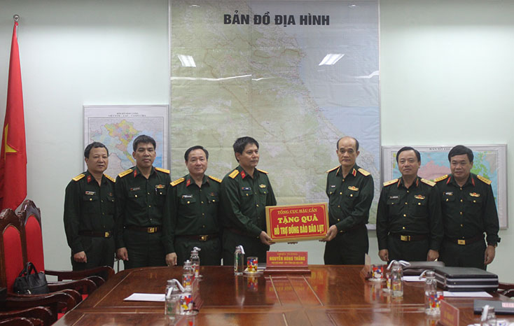 Bộ Quốc phòng hỗ trợ tỉnh Quảng Bình khắc phục hậu quả mưa lũ