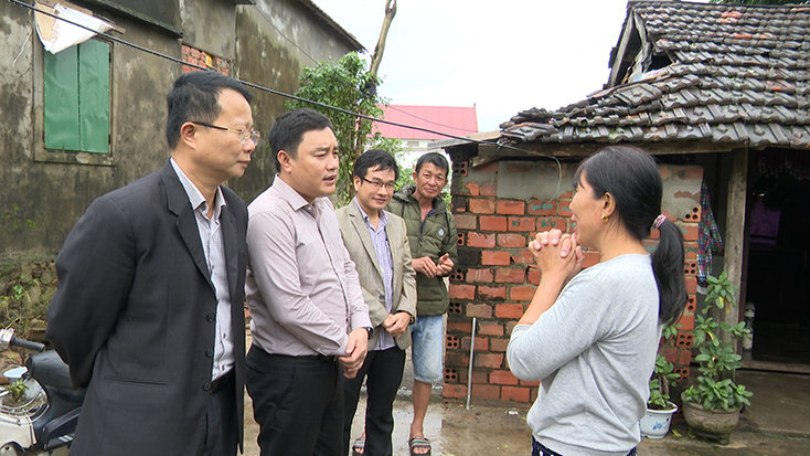 Đồng chí Chủ nhiệm Ủy ban kiểm tra Tỉnh ủy Đinh Hữu Thành thăm các hộ dân bị thiệt hại nặng do cơn bão số 13
