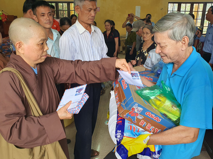Trao quà cho bà con vùng lũ huyện Quảng Ninh