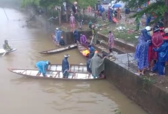 Tìm thấy xác nam thanh niên lao cả xe lẫn người xuống sông Đâu Giang