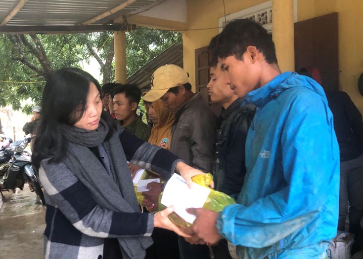 Báo Quảng Bình trao quà hỗ trợ cho người dân xã Trường Sơn