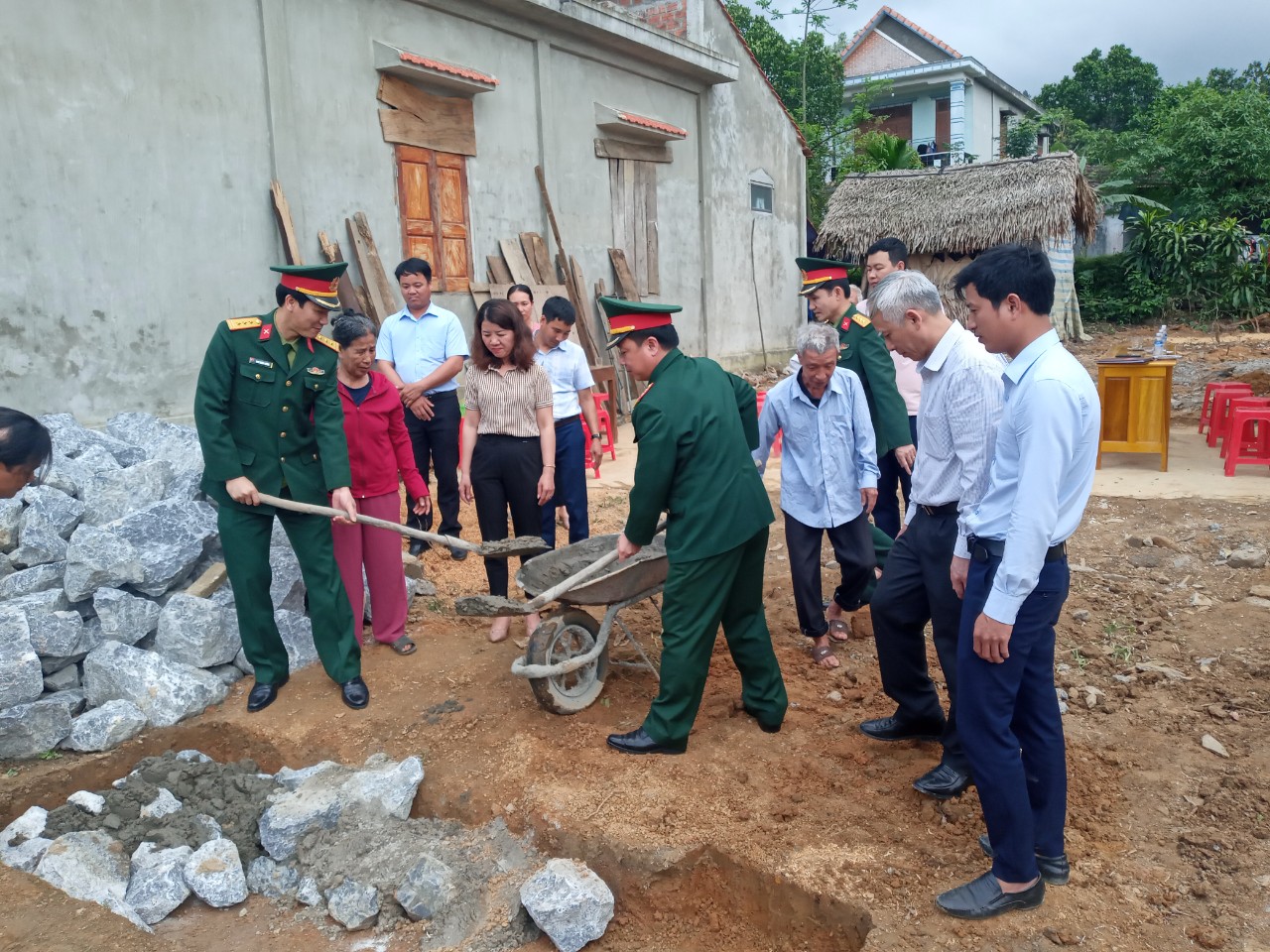 Khởi công xây dựng nhà tình nghĩa cho gia đình chính sách