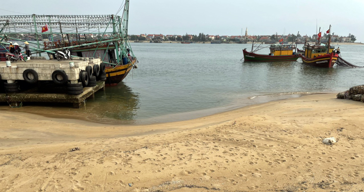 Bố Trạch: Lập biên bản, giữ nguyên hiện trạng việc nạo vét, tập kết cát trái quy định