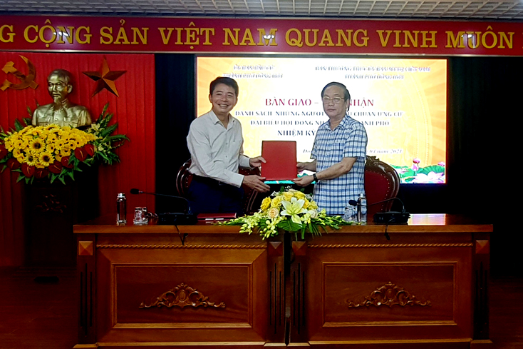 TP. Đồng Hới: Bàn giao danh sách chính thức những người đủ tiêu chuẩn ứng cử đại biểu HĐND thành phố nhiệm kỳ 2021-2026