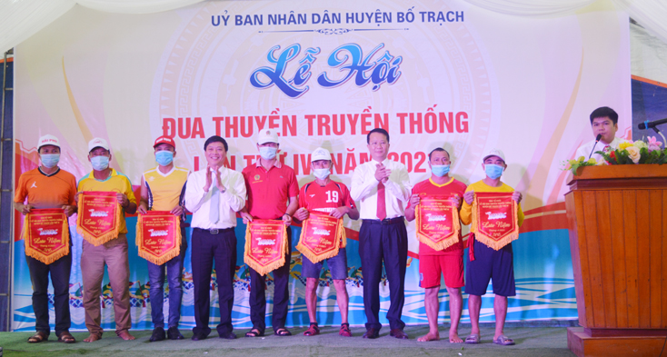 Lễ hội đua thuyền truyền thống trên sông Son thành công tốt đẹp