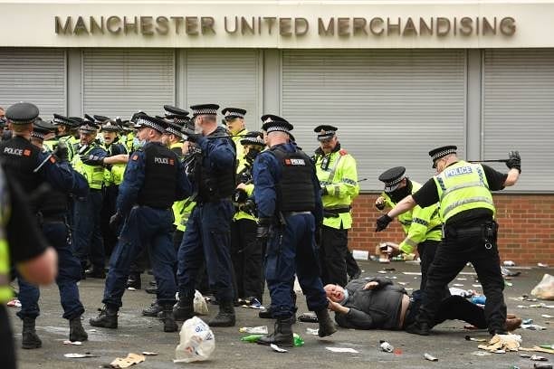 Trận MU vs Liverpool chính thức bị hoãn, chưa biết khi nào đá lại
